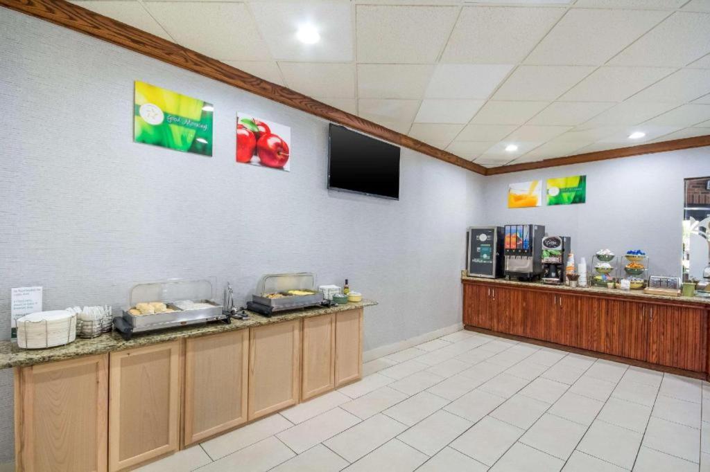 Quality Inn & Suites Kansas City - Independence I-70 East Екстер'єр фото